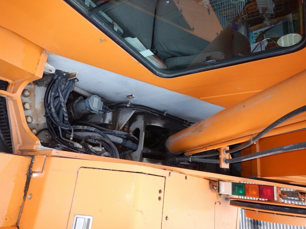 Cẩu lốp 10 tấn KATO KR10H-LII 2002